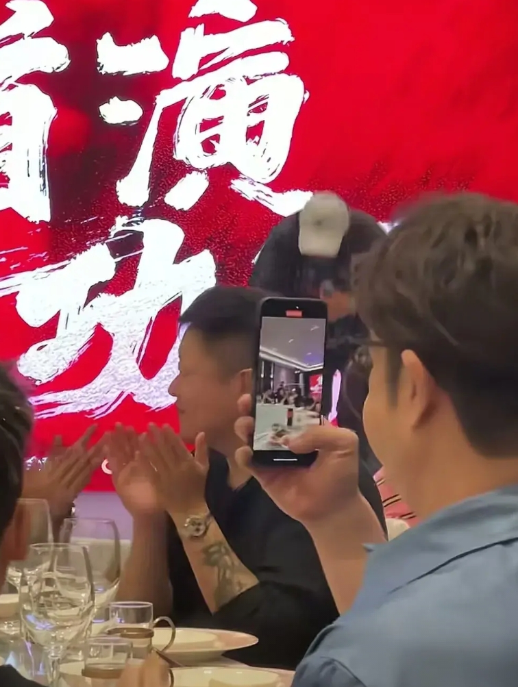 小沈阳在演唱会结束后，开了首演庆功宴。

他上台讲话，没有发火，表示晚上不谈不开