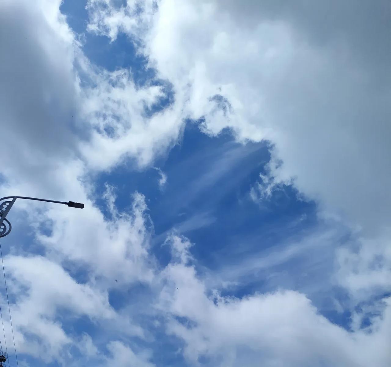 今日新鲜的蓝天白云，
蓝天白云的天空，
不止是风景，
也是一种心境！
 天空很蓝