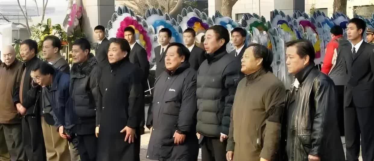 2006年，著名相声大师马季因病去世，眼前的这一珍贵画面，是他生前的众多亲朋好友