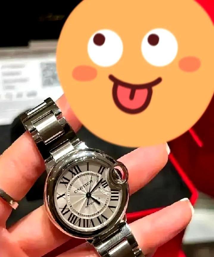 家人们，我真有点慌！
老婆月薪才3800元，今天回家突然戴了块新表。
问她，说是