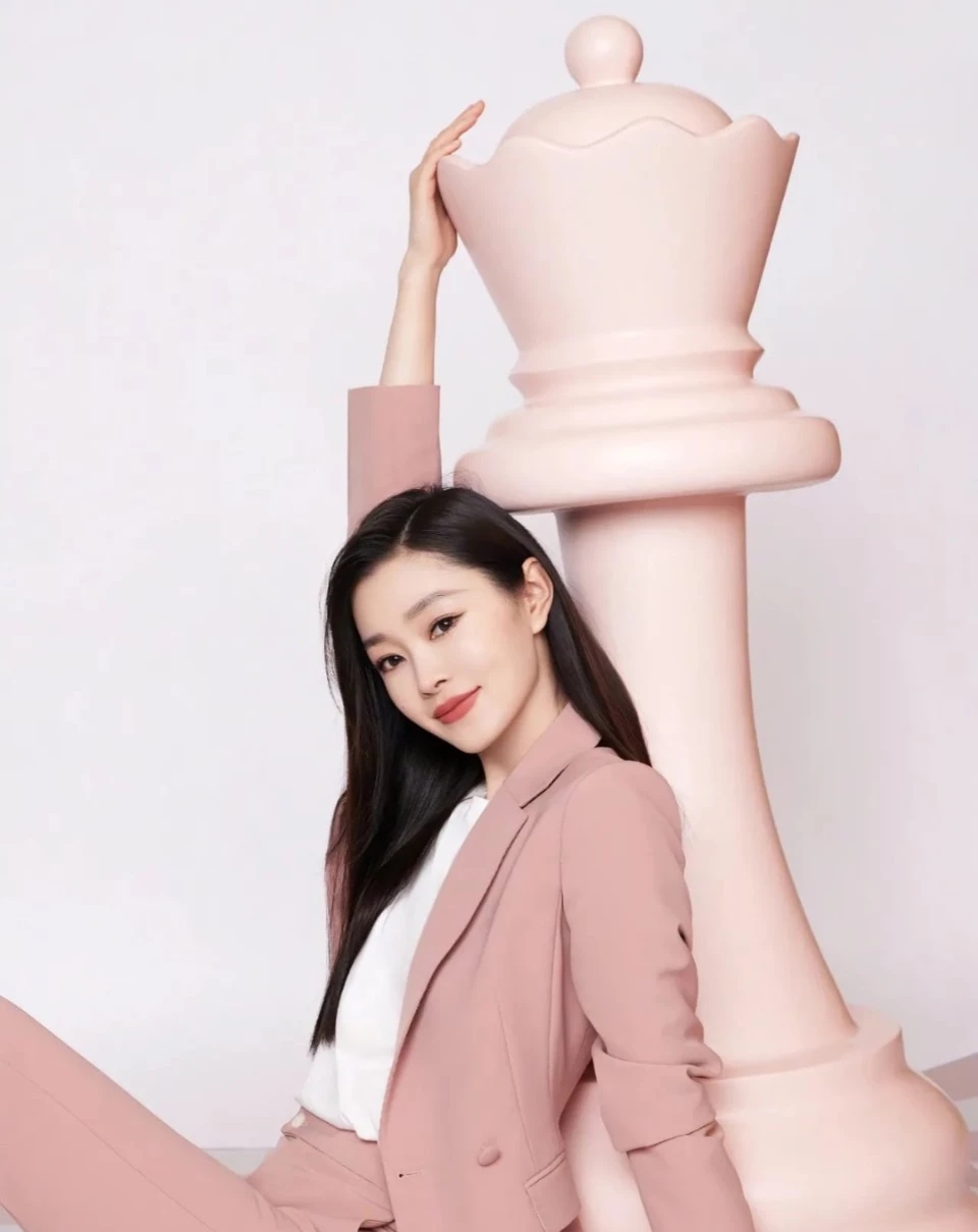 宋轶穿上杏粉色的西装套装，显得既温柔又有型。里面搭配了一件简约的白T恤，看起来特