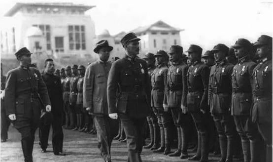 [浮云]1949年12月，蒋介石的御林军“国防部警卫团”被解放军包围，有的军官主