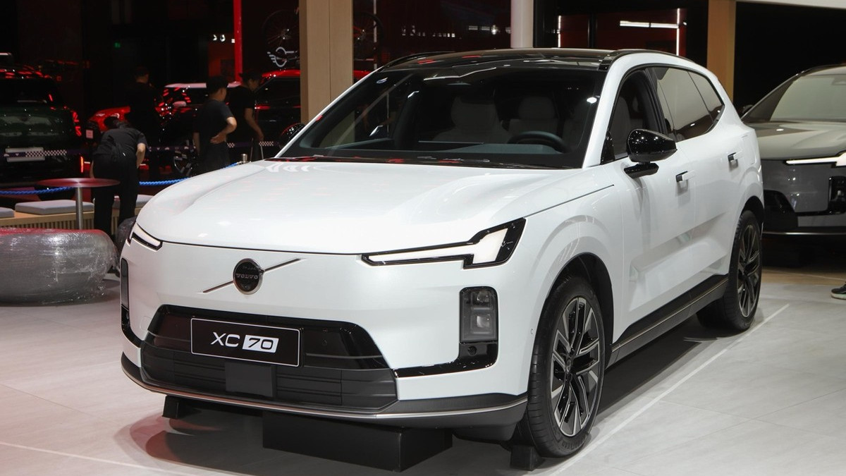 沃尔沃全新XC70限时参考尊享价26.99万起，选TA还是宝马X3？