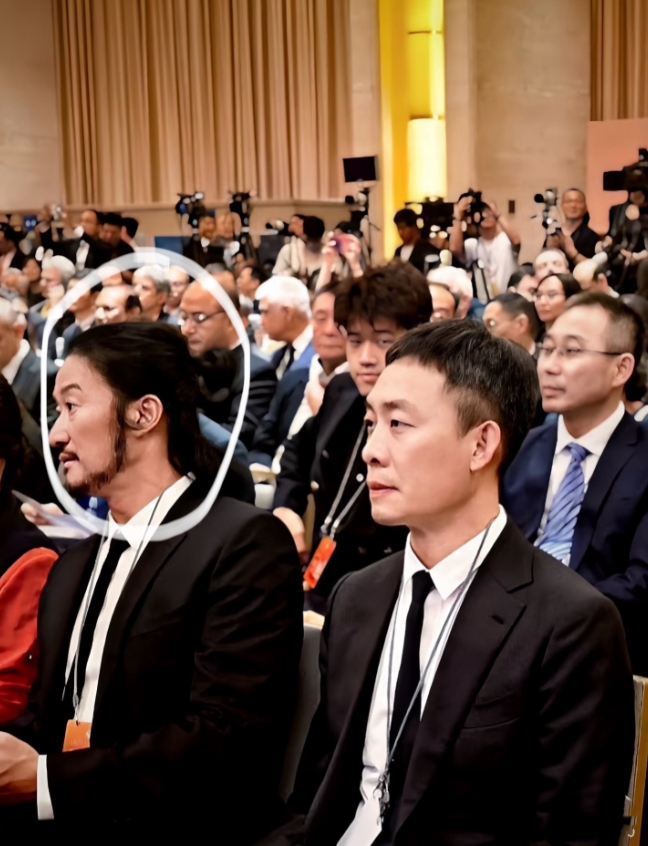 万万没想到，
吴京和张译，
他俩坐在一起，竟然差距那么大

我查了下，吴京也就比