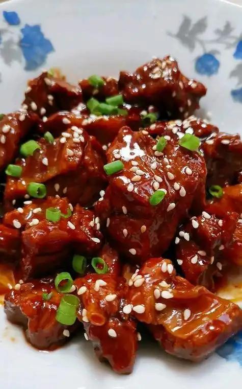 无锡糖醋排骨
配方：排骨、糖、醋、酱油、料酒、葱姜蒜。
制作方法：排骨炸至金黄，