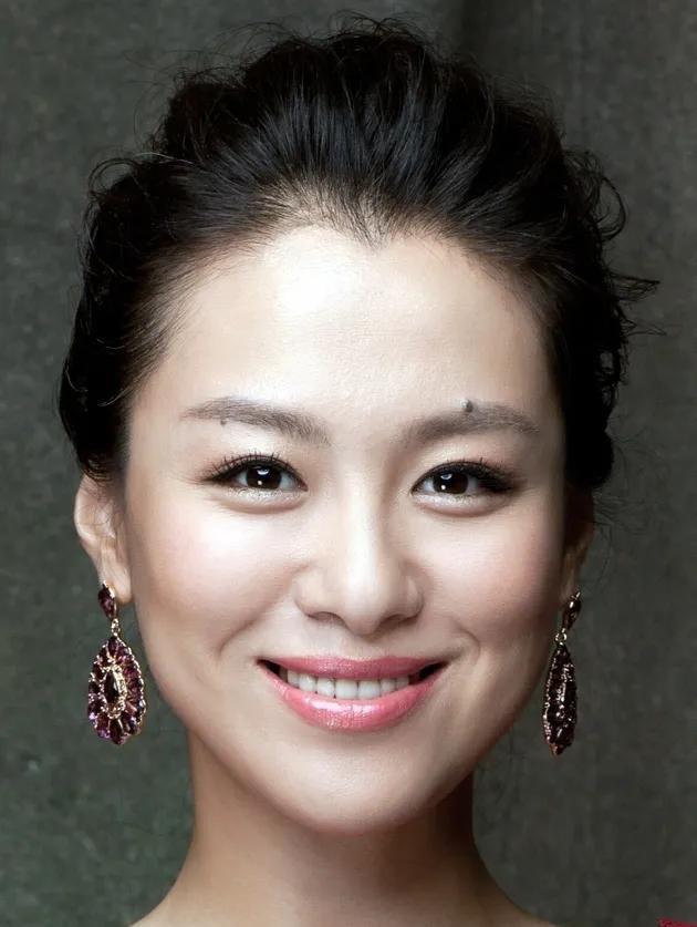 这个女人身上独有的东西，让她总是胜在一方。她没演过什么惊天动地的大戏，却拥有大量
