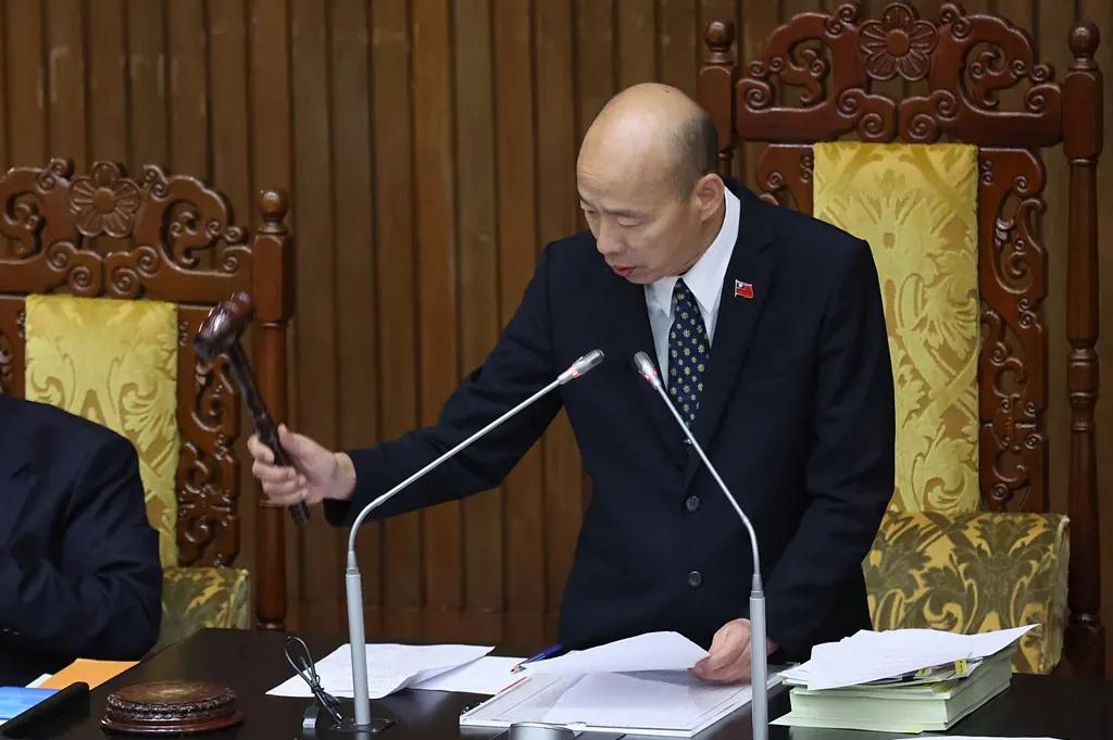 搞台独，挥金如土；
顾民生，斤斤计较。
还钱于民是债留子孙？
那凯子军购、金援外