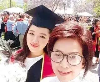 现在才知道，上海老娘舅里的美娟（骆文莲）宝贝女儿沈诗淇，原名叫沈寺良，这美娟真有