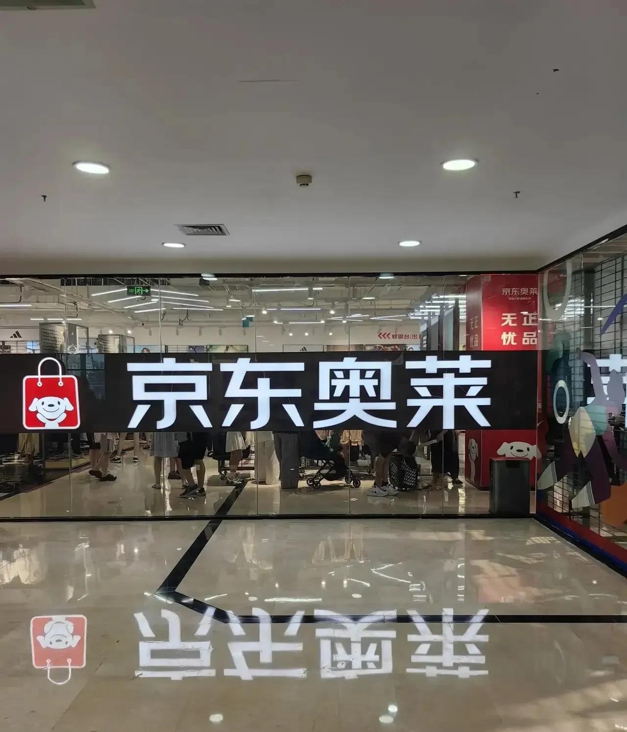 莱山银座二楼的这家商场，一个月前开业的时候，那是人山人海，今天来到这里，已经变得