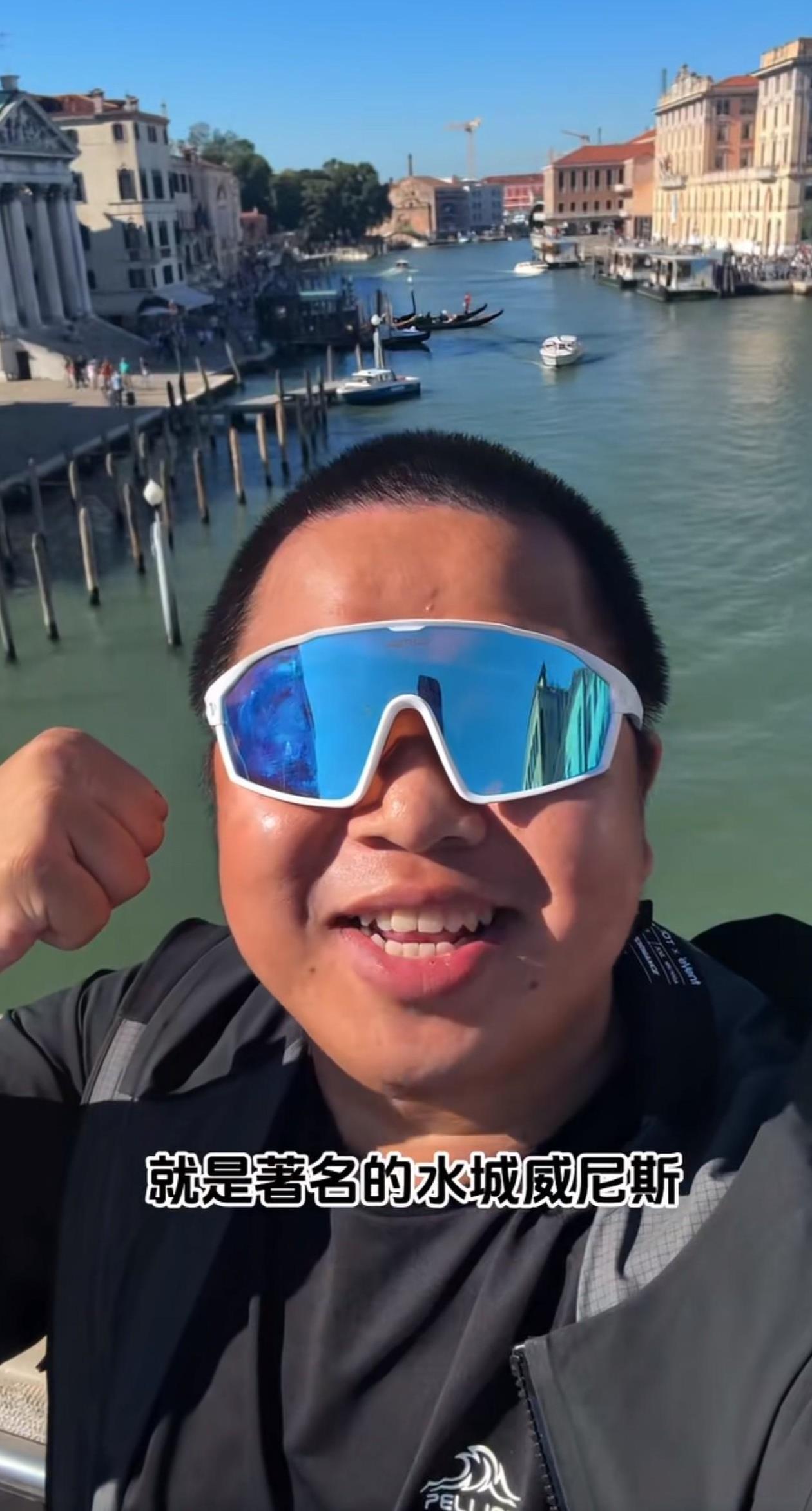 千万粉丝博主“蓝战非”说他要是全力投入商业化运作，他的年收入可达9位数，吓得我赶
