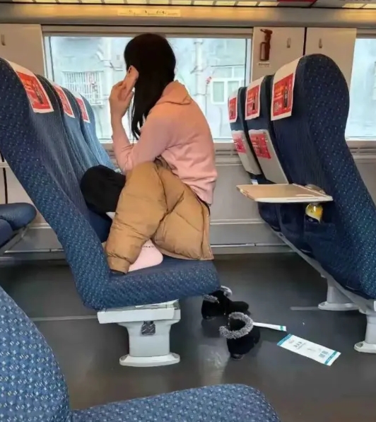 高铁上拍到的一幕，大家说她这样坐舒服吗?