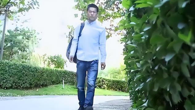 6岁男孩为躲母亲殴打，离家出走22年，长大后才得知母亲悲惨人生