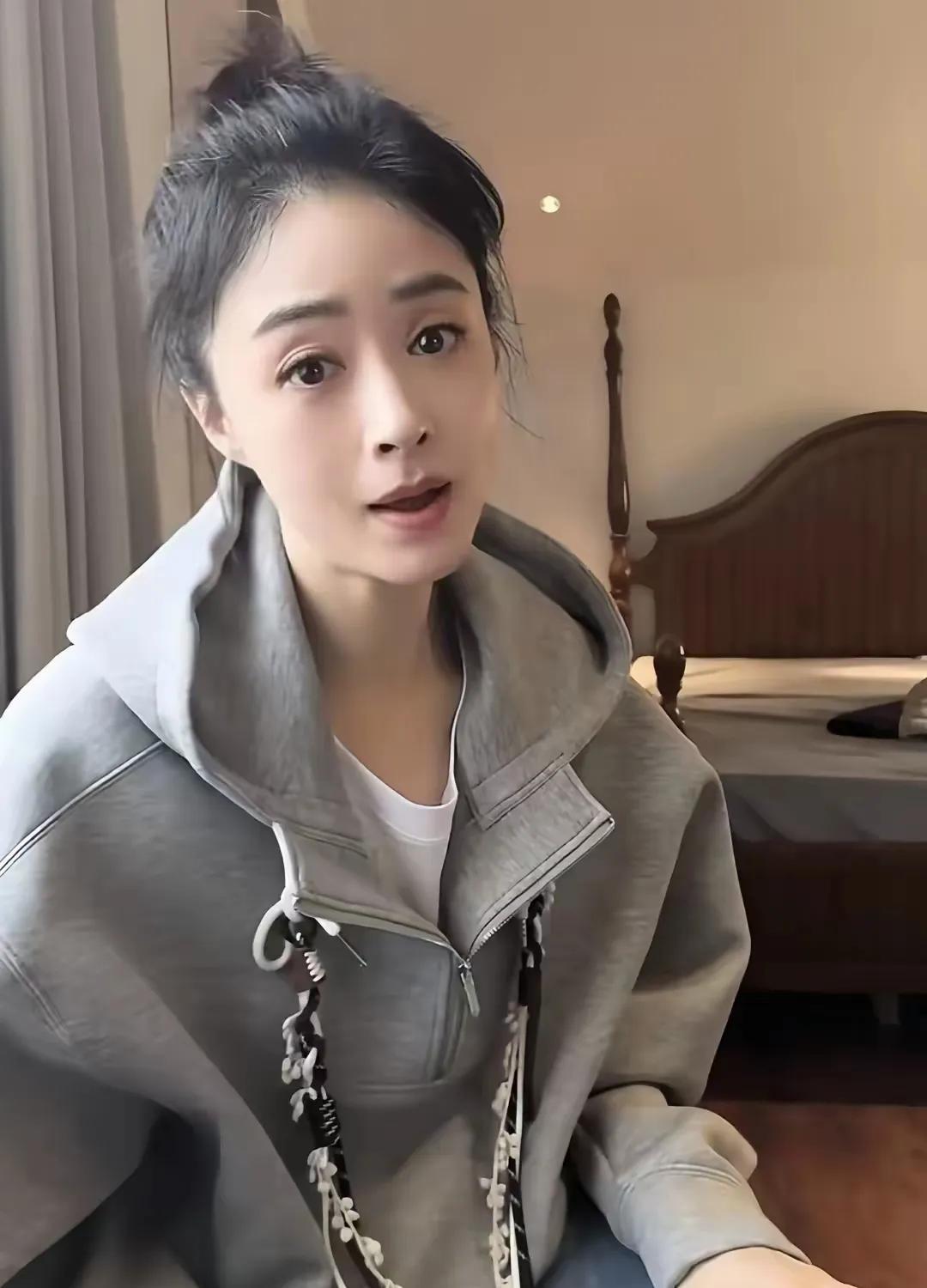蒋欣减肥成美女，李小冉减肥后一言难尽!
       并不是只要减肥，就能变美!