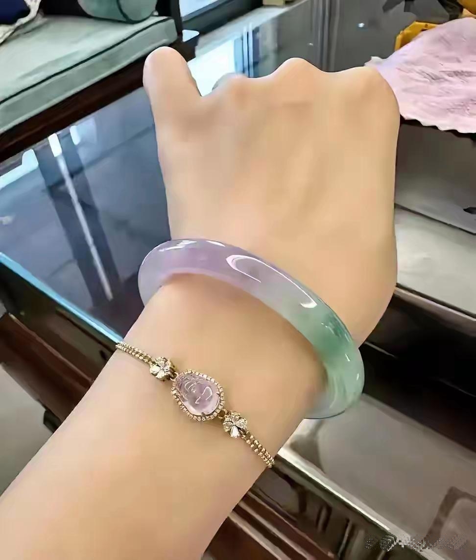 我的玉镯子终于到了！这是我第一次在网上购买玉镯子，我花了6888元。老板告诉我这