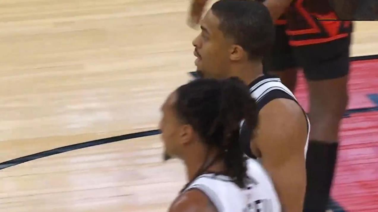 马刺明显就是看不起芝加哥公牛，直接用来演练阵容组合了。
马刺客场跟芝加哥公牛队的