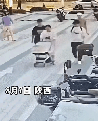 西安一宝妈推着婴儿车带娃遛弯，遭多人打配合偷走手机一事，那名偷手机的黑衣女子已被