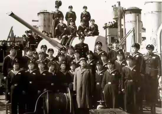 1953年2月24日，毛泽东在随行人员陪同下视察检阅华东海军，毛泽东身穿灰色外套