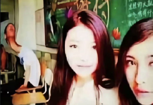 这是我们班里最好看的两个女生