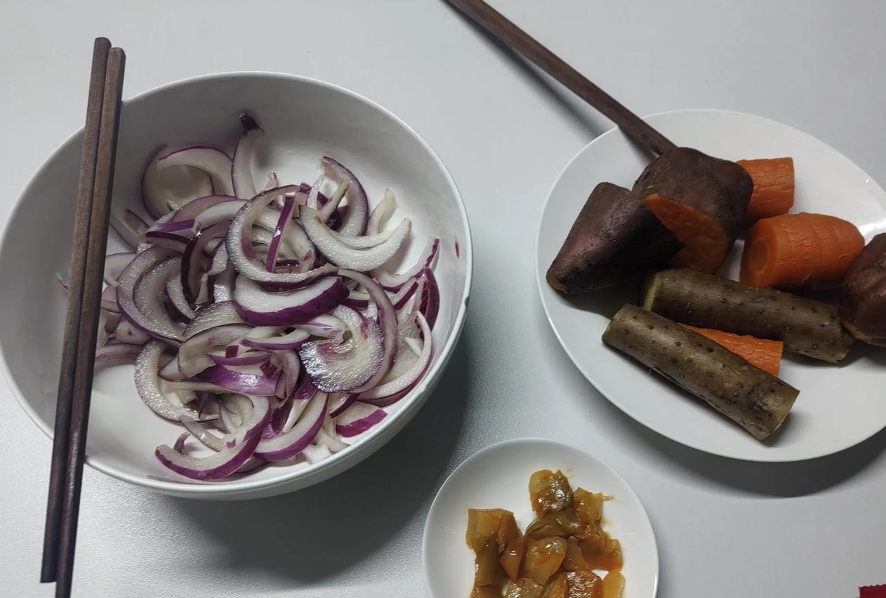 晚餐素食，配以绿茶，吃完后，无胀感，甚觉身轻气爽。
过两天就是父亲节了，我跟老公
