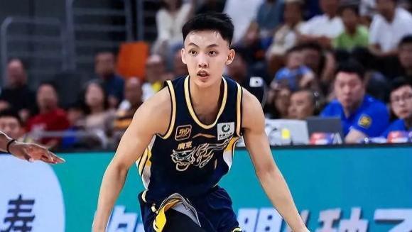 广东半场54-50险胜南京