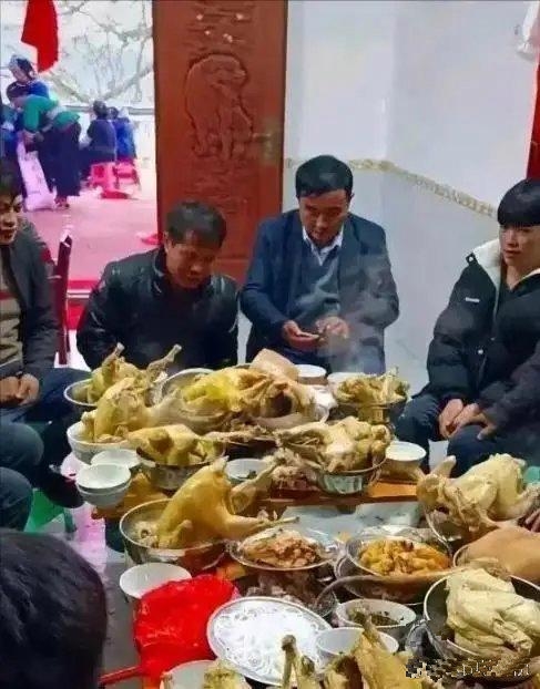 闺蜜今天去村里面吃席了，给我发了两张照片，说她现在老妈吃席呢，第一次见这种席面上