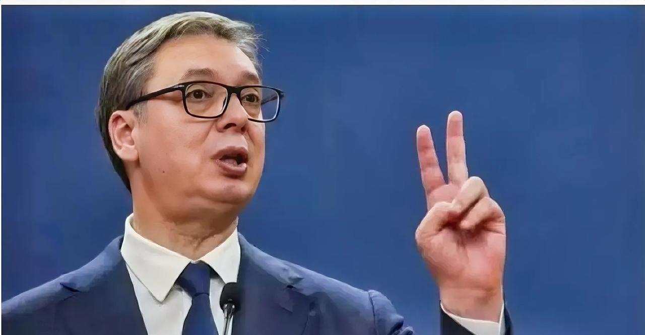 塞尔维亚总统武契奇的汽车轮胎在行驶中爆裂，调查发现是人为故意而为。
武契奇表示，