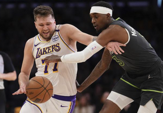 东契奇半场神勇!10中6砍22分5板5助助球队