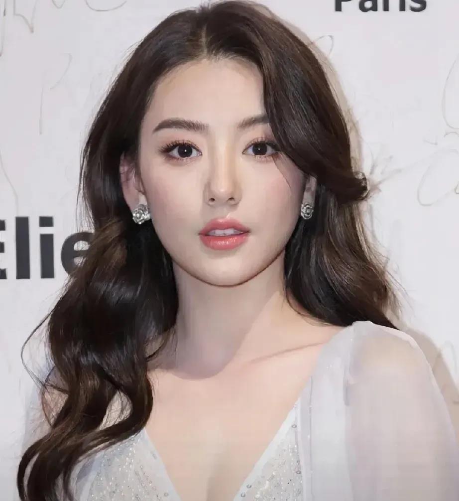 刘强东老婆章泽天
郭富城老婆方媛
虽然方媛学历没有章泽天高
但是真比章泽天漂亮好