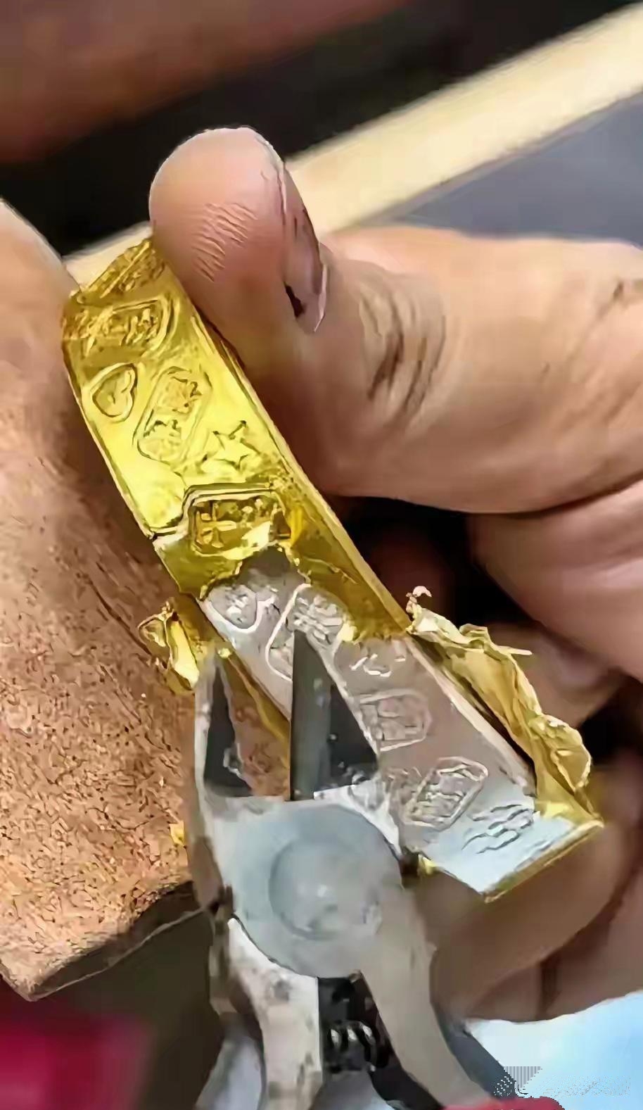 一女子在5年前花了2万多买了个金手镯，最近，女子急需用钱，于是就把手镯拿去卖掉，