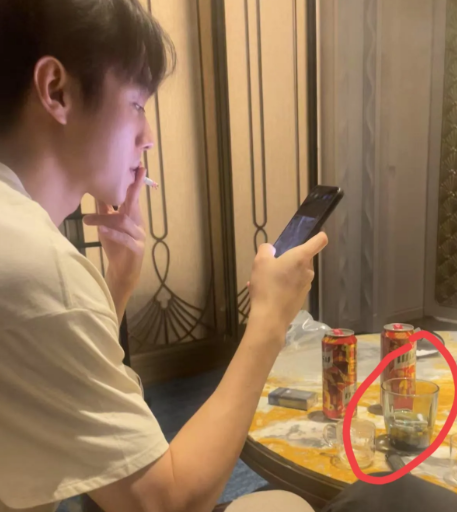 大无语事件！
许凯的酒店照，这个细节大家发现没？许凯坐在酒店的小桌前玩手机，居然