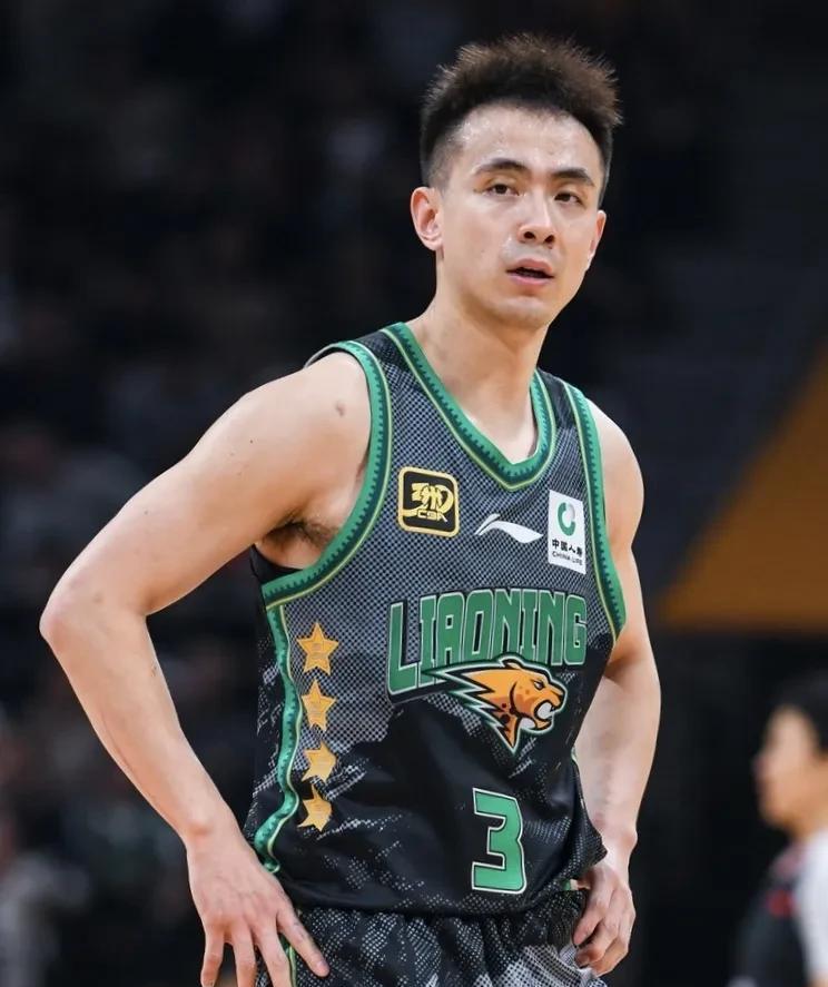 赵继伟喉咙受伤，向郭士强教练请假，缺席国家队集训。  这出乎许多人意料，毕竟他一