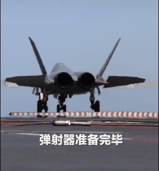 美国的电磁弹射，战斗机会先下沉一下才能起飞，福建舰的电磁弹射感觉就很丝滑，没有多
