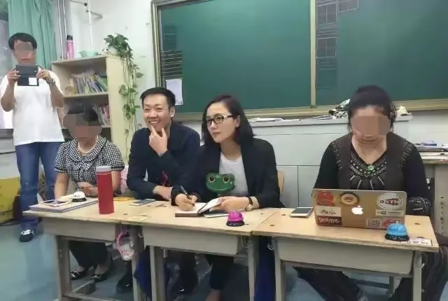 朱媛媛辛柏青哪里像明星夫妻！夫妻俩去学校参加家长活动的照片，那么的和蔼可亲，一点