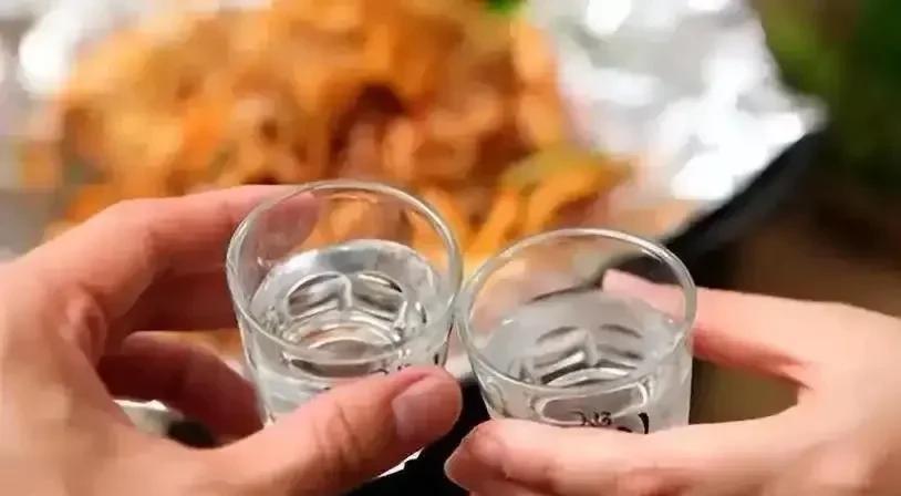 又是喝酒惹的祸！河北滦南，一男子组局邀请6位朋友聚餐喝酒，不料酒后，男子坚持要求