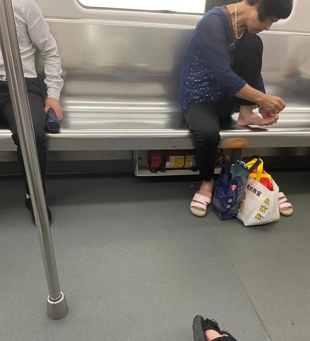 天呐！
广东竟然还有这种女人！
惊掉我下巴了。
在地铁上公然剪脚趾甲。
简直了，