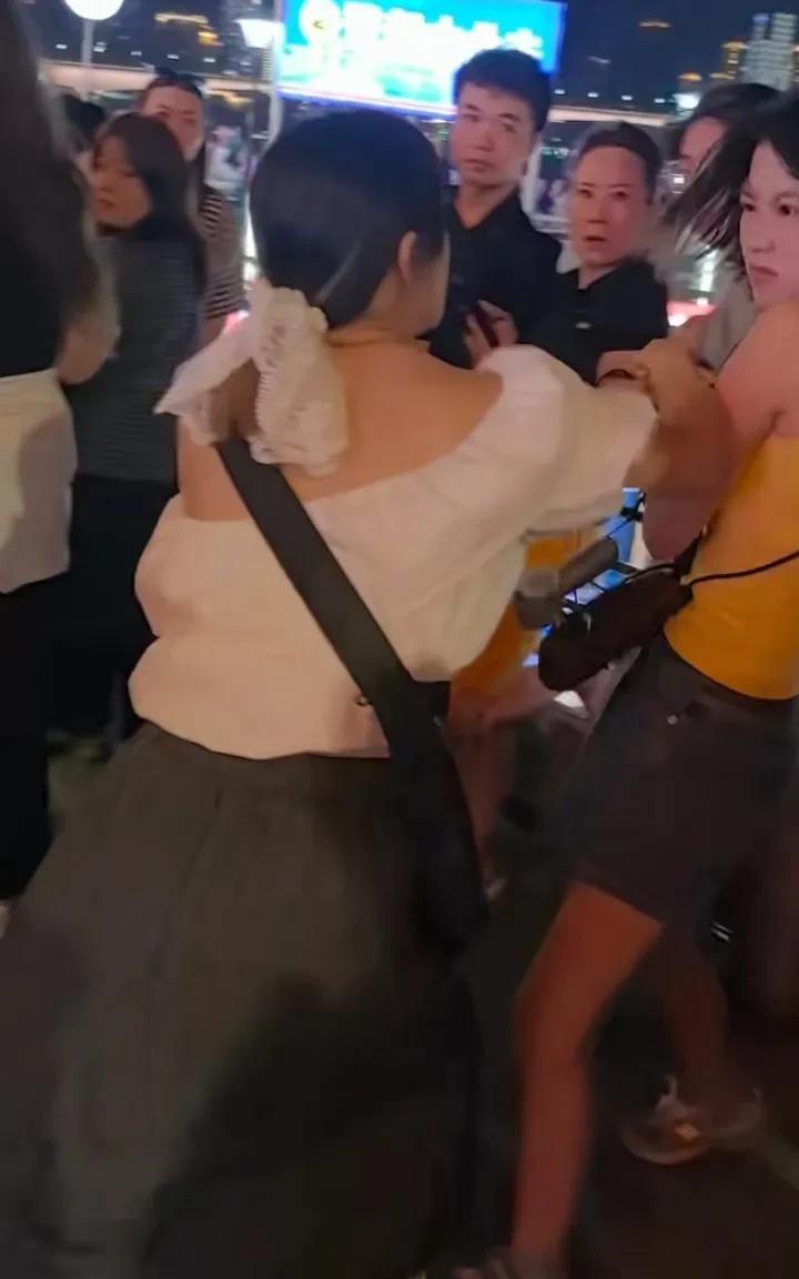 两个女孩因抢“给游客拍照生意”发生争执！
据知情人透露，两个女孩都是为游客拍照的