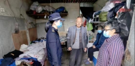2022年，浙江一位老大爷因摆摊违规被罚款，当他准备缴纳罚款时，他低声请求：“能