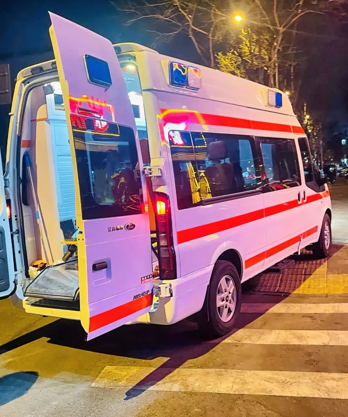 江西这2.8万转运费的事儿越扒越让人血压升高！本来以为就是个天价收费纠纷，谁知道