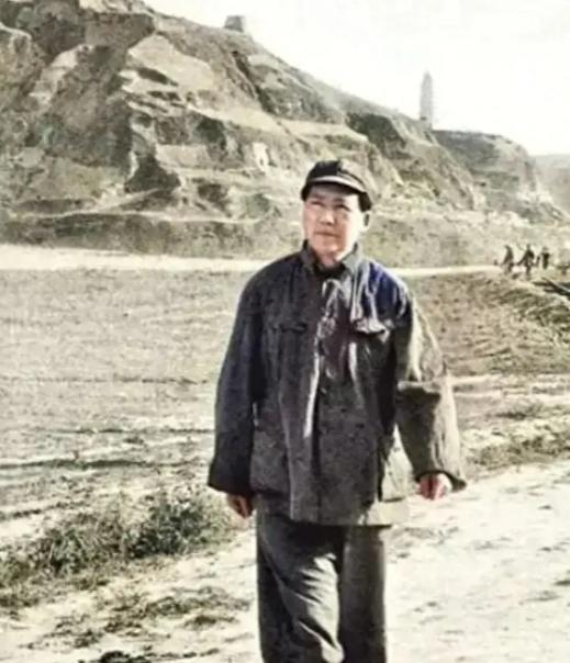 想来谁有毛主席难？回忆延安时期时，毛主席曾这样说道：“我们几乎弄到没有衣穿，没有