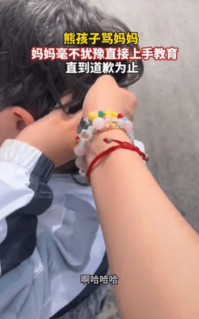 “这是亲妈！”男孩说脏话骂妈妈，被妈妈听到了，妈妈直接一把薅住儿子后脑勺的头发，