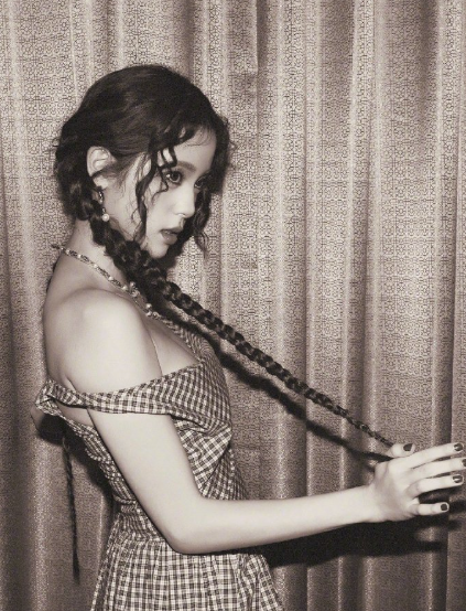 欧阳娜娜妆造质感封神！复古黑白风适配度满分，蓬松羊毛卷衬五官更优越，露肩设计搭多