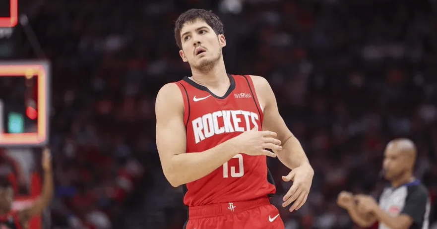 知名篮球记者转载了ESPN对火箭新赛季的报道：
“休斯顿火箭队最大的弱点是控球后
