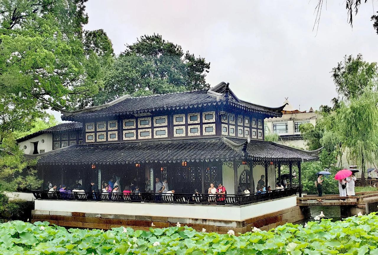 从上海进入苏州界面，明显感觉高楼大厦多了，感觉更有活力，是片面了还是错觉。
苏州