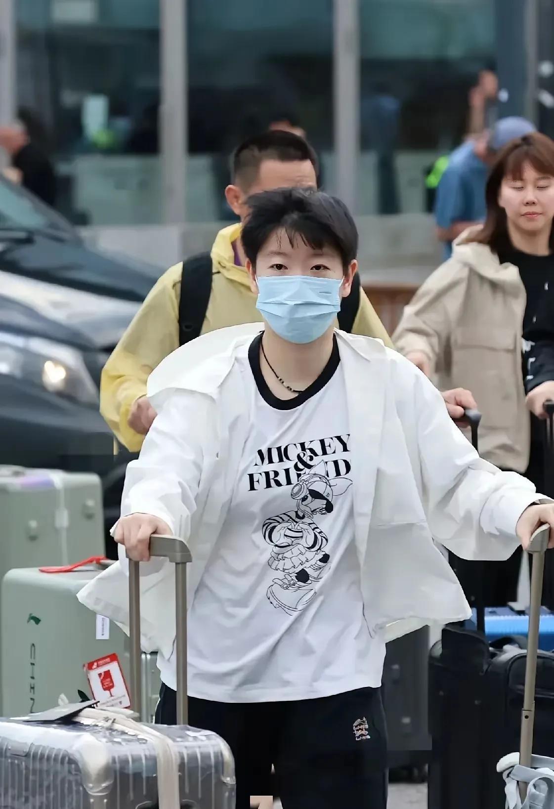 国乒一行人
抵达哥本哈根
莎莎看着风尘仆仆
好好休整一下
比赛加油
期待国乒的精