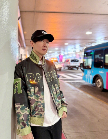 林俊杰疑似回应恋情这事儿闹得还挺火。此前他在洛杉矶和女生出行被偶遇，引发了恋情猜