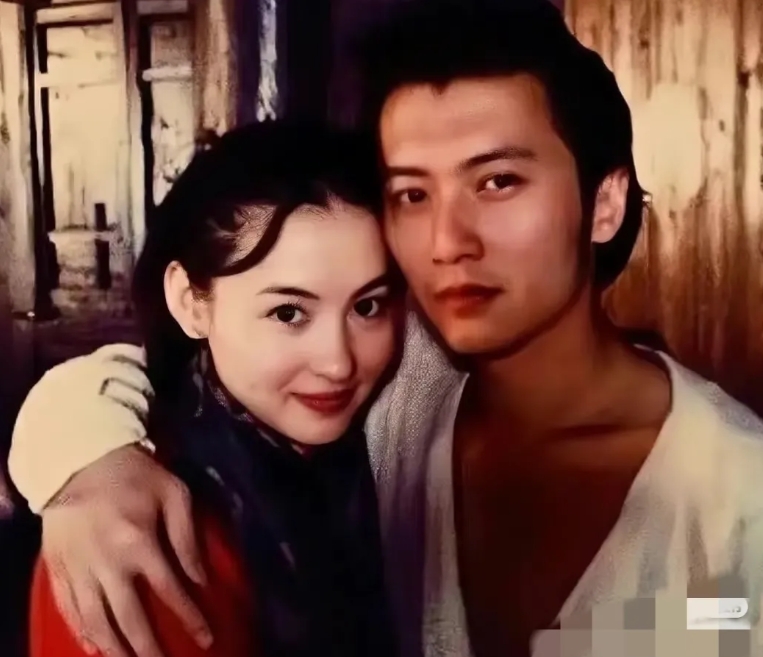 你们发现了吗？
我是扒了谢霆锋好多发文才发现
张柏芝是唯一个跟谢霆锋结婚的，但也