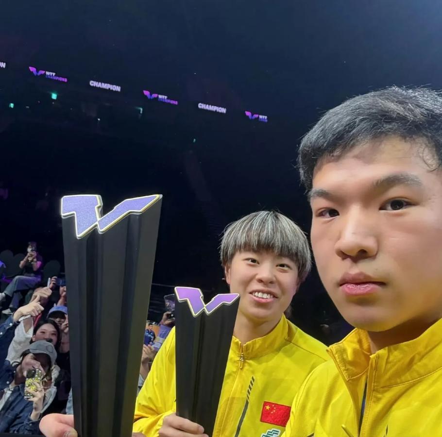 向鹏，你小子可真是把“直男自拍”演绎出奥运精神了！王艺迪，这一拳“爆锤”打得全网