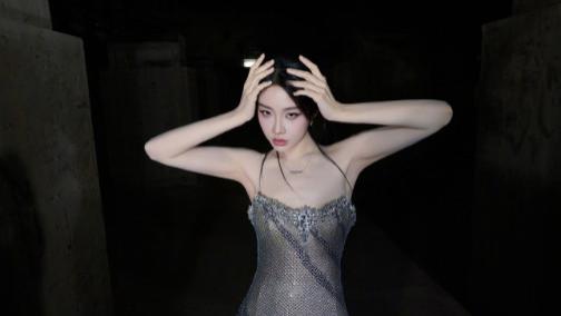 喻言的未来感妆造，真的不得了！