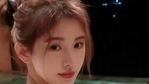 鞠婧祎露背泳装，这小性感的妆造，超nice的！ ​​​