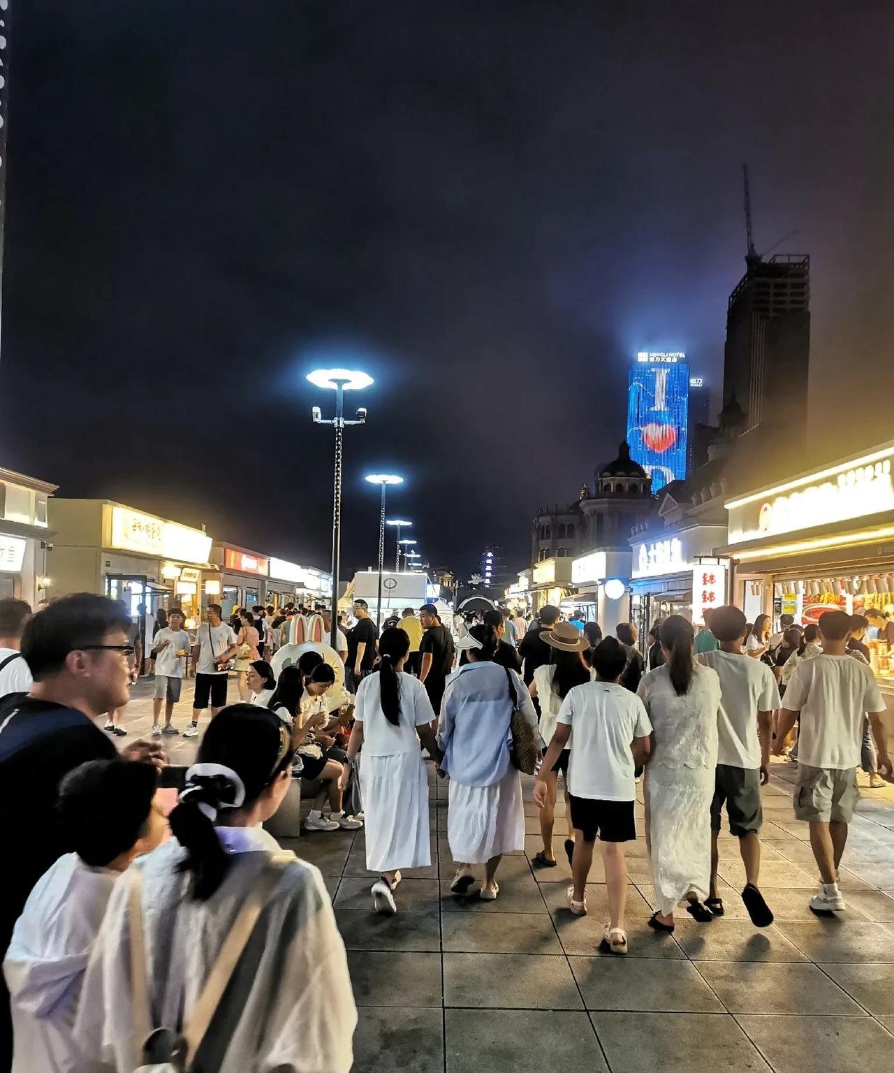 真说不清楚，晚间的上大连东港有多少人和多少车？
都已经是9点了，东港路上的车一辆
